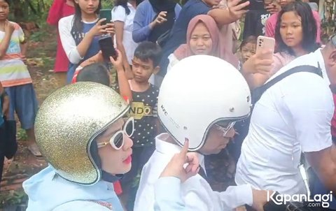 Potret Menggemaskan nan Romantis Raffi Ahmad dan Nagita Slavina Naik Vespa ke TPS saat Akan Nyoblos