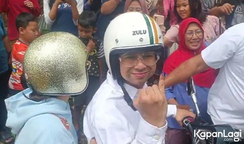 Potret Menggemaskan nan Romantis Raffi Ahmad dan Nagita Slavina Naik Vespa ke TPS saat Akan Nyoblos