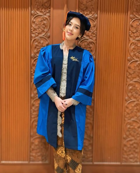 Potret Cantik Queena Anak Mieke Amilia Diwisuda, Anggun Berkebaya - Senyum Manisnya Sukses Curi Perhatian