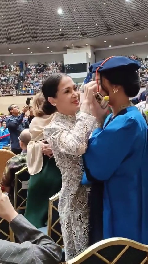 Potret Cantik Queena Anak Mieke Amilia Diwisuda, Anggun Berkebaya - Senyum Manisnya Sukses Curi Perhatian