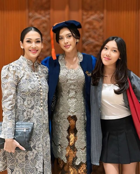 Potret Cantik Queena Anak Mieke Amilia Diwisuda, Anggun Berkebaya - Senyum Manisnya Sukses Curi Perhatian