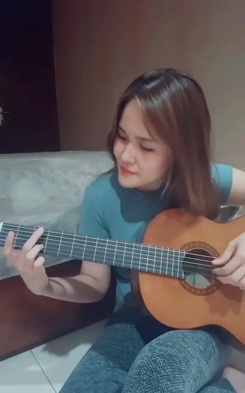 7 Potret Jessica Wongso Aktif di Media Sosial, Unggah Video Nyanyi Pakai Gitar: Netizen Doakan Jadi Penyanyi