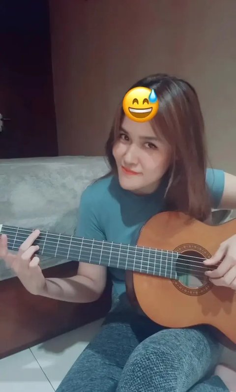 7 Potret Jessica Wongso Aktif di Media Sosial, Unggah Video Nyanyi Pakai Gitar: Netizen Doakan Jadi Penyanyi