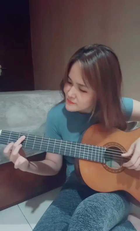 7 Potret Jessica Wongso Aktif di Media Sosial, Unggah Video Nyanyi Pakai Gitar: Netizen Doakan Jadi Penyanyi