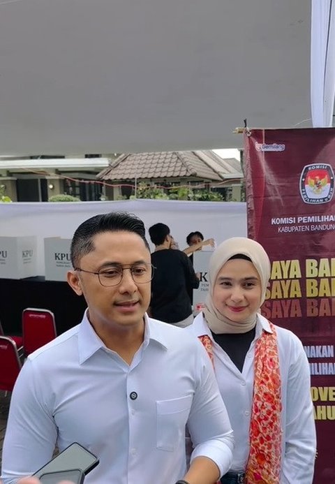 Sonya Fatmala Serukan Partisipasi Aktif Warga Bandung Barat di Pemilu Saat Temani Hengky Kurniawan Gunakan Hak Pilih