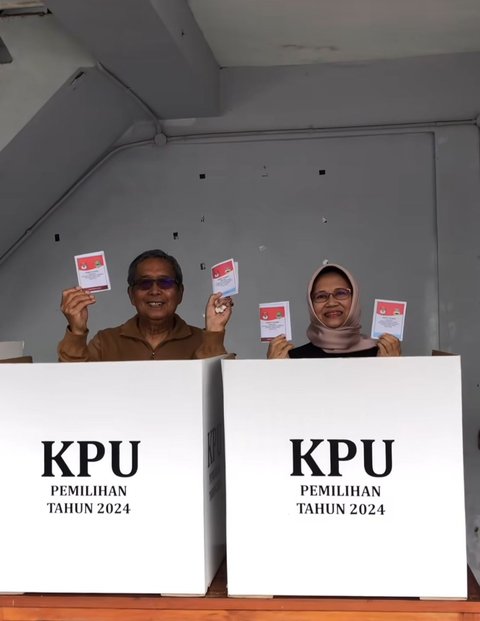 Potret Ronal Surapradja Didampingi Orangtua ke TPS, Momen Hangat di Antara Pilkada Jabar 2024