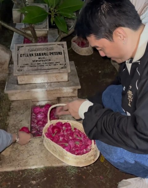 Ditemani Citra Monika, Ifan Seventeen Nyekar ke Makam Dylan Sahara Mendiang Istri yang Jadi Korban Tsunami di Anyer