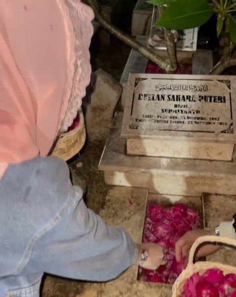 Ditemani Citra Monika, Ifan Seventeen Nyekar ke Makam Dylan Sahara Mendiang Istri yang Jadi Korban Tsunami di Anyer