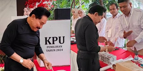 Menantunya Cagub di Jateng, Begini Potret Jenderal Intelijen Nyoblos di TPS sama Istri Tercinta