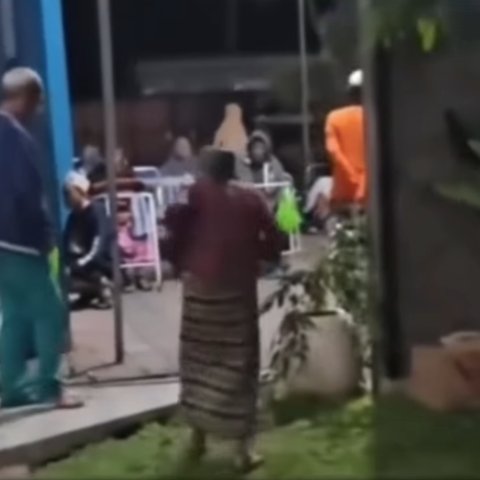 Kakek Tua Ini Tetap Semangat Berangkat ke Masjid Sambil Lari Meski Berusia Senja, Netizen ‘Beliau Tahu sedang Menuju Surga’