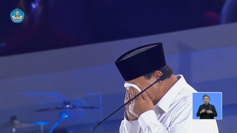 FOTO: Momen Tangis Prabowo Bercucuran Saat Singgung Kesejahteraan Guru di Indonesia