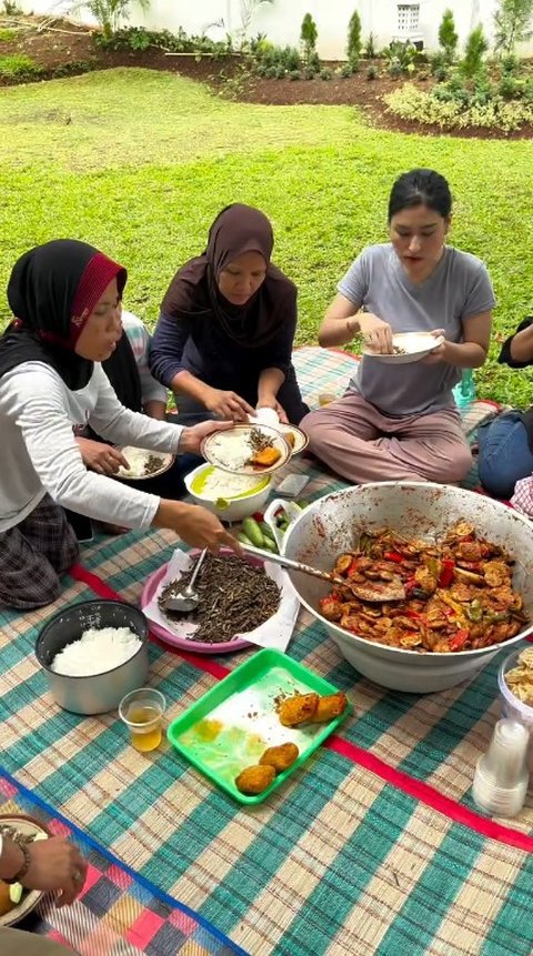 Cantik dan Jago Masak, Potret Angbeen Rishi Istri Adly Fairuz Masak Sendiri 5 Kg Jengkol-Puluhan Ikan Lele Buat Karyawan