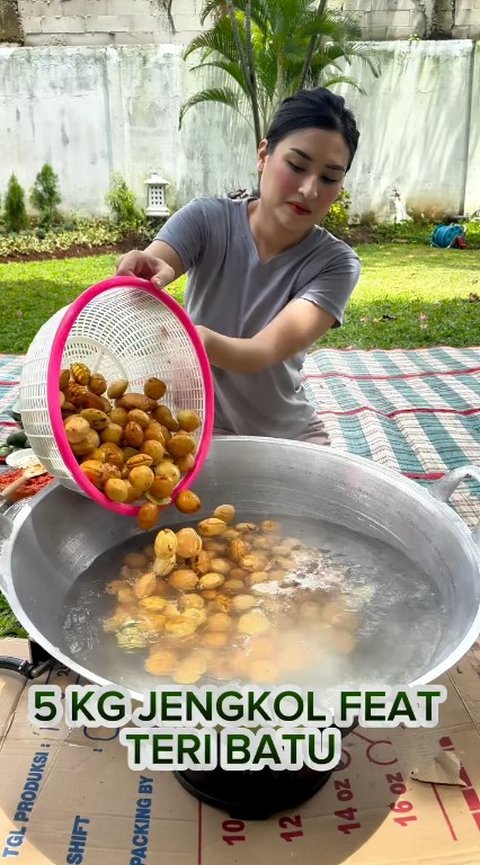 Cantik dan Jago Masak, Potret Angbeen Rishi Istri Adly Fairuz Masak Sendiri 5 Kg Jengkol-Puluhan Ikan Lele Buat Karyawan