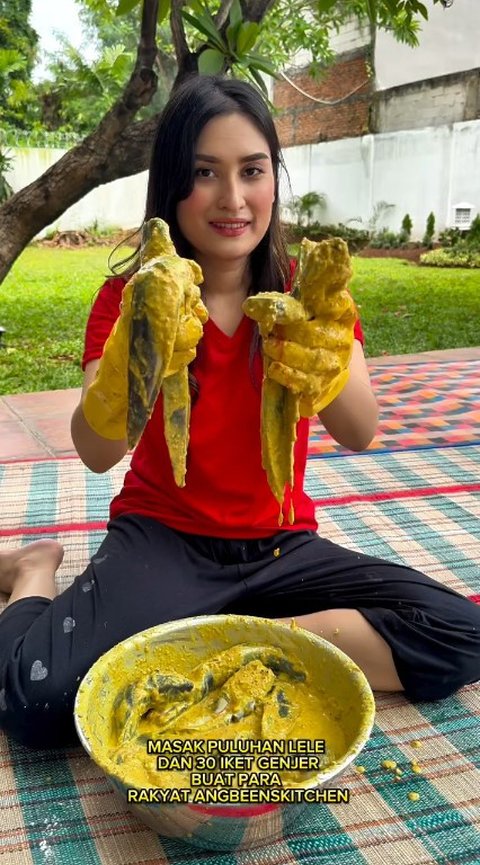 Cantik dan Jago Masak, Potret Angbeen Rishi Istri Adly Fairuz Masak Sendiri 5 Kg Jengkol-Puluhan Ikan Lele Buat Karyawan