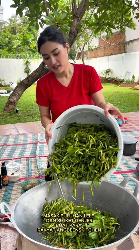 Cantik dan Jago Masak, Potret Angbeen Rishi Istri Adly Fairuz Masak Sendiri 5 Kg Jengkol-Puluhan Ikan Lele Buat Karyawan