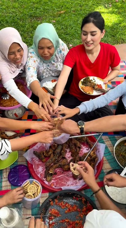 Cantik dan Jago Masak, Potret Angbeen Rishi Istri Adly Fairuz Masak Sendiri 5 Kg Jengkol-Puluhan Ikan Lele Buat Karyawan