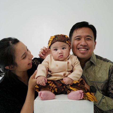 7 Potret Baby Elio Anak Joshua Suherman dan Clairine Clay, Menggemaskan Pakai Blangkon di Acara Wisuda