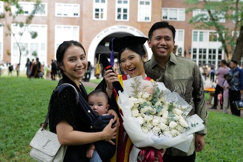 7 Potret Baby Elio Anak Joshua Suherman dan Clairine Clay, Menggemaskan Pakai Blangkon di Acara Wisuda