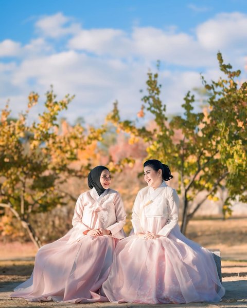 Potret Cantik Menawan Rieta Amilia dan Desiree Tarigan saat Liburan di Korea, Kompak Pakai Handbok Pink hinggan Terlihat Awet Muda