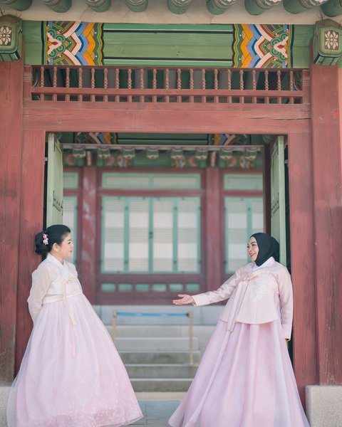 Potret Cantik Menawan Rieta Amilia dan Desiree Tarigan saat Liburan di Korea, Kompak Pakai Handbok Pink hinggan Terlihat Awet Muda