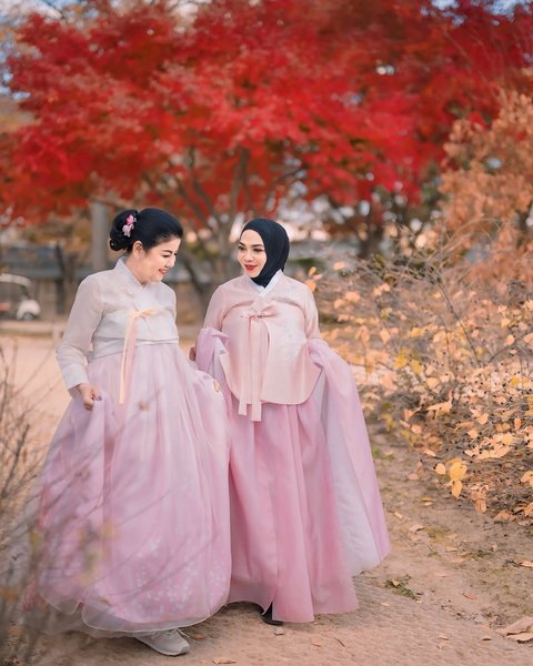 Potret Cantik Menawan Rieta Amilia dan Desiree Tarigan saat Liburan di Korea, Kompak Pakai Handbok Pink hinggan Terlihat Awet Muda