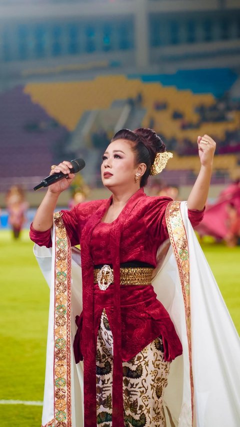 Tampil Cantik dengan Kebaya Lurik dan Sanggul, Soimah Terima Penghargaan Upakarya Budaya dari Sri Sultan Hamengku Buwono X