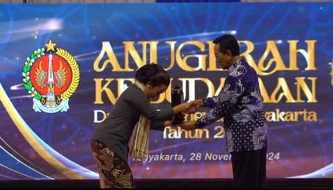 Tampil Cantik dengan Kebaya Lurik dan Sanggul, Soimah Terima Penghargaan Upakarya Budaya dari Sri Sultan Hamengku Buwono X