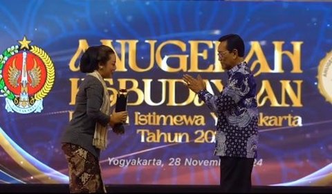 Tampil Cantik dengan Kebaya Lurik dan Sanggul, Soimah Terima Penghargaan Upakarya Budaya dari Sri Sultan Hamengku Buwono X