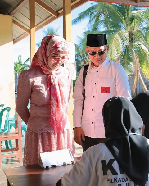 Potret Cetar Bella Shofie Temani Suami Nyoblos Pilkada Kabupaten Buru, Tenteng Tas Mewah dan Outfit Serba Pink