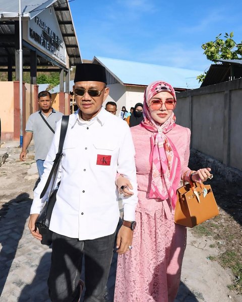 Potret Cetar Bella Shofie Temani Suami Nyoblos Pilkada Kabupaten Buru, Tenteng Tas Mewah dan Outfit Serba Pink