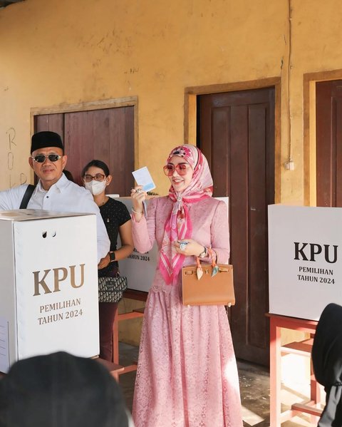 Potret Cetar Bella Shofie Temani Suami Nyoblos Pilkada Kabupaten Buru, Tenteng Tas Mewah dan Outfit Serba Pink