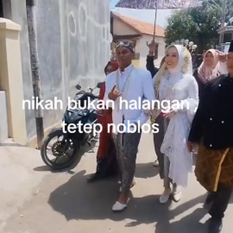 Momen Unik Pasutri Baru Datangi TPS buat Nyoblos, Penampilannya Masih Pakai Baju Pengantin Langsung Disorot