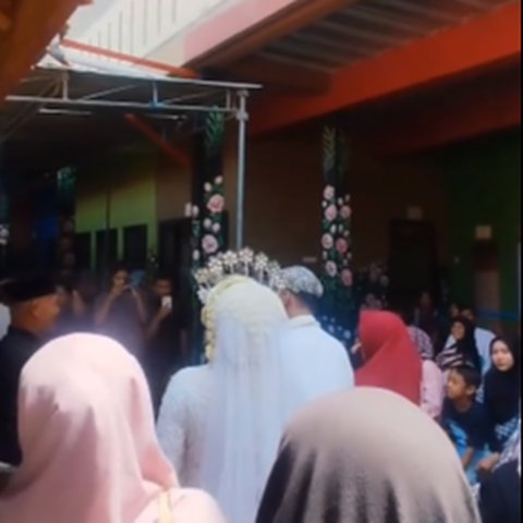 Momen Unik Pasutri Baru Datangi TPS buat Nyoblos, Penampilannya Masih Pakai Baju Pengantin Langsung Disorot