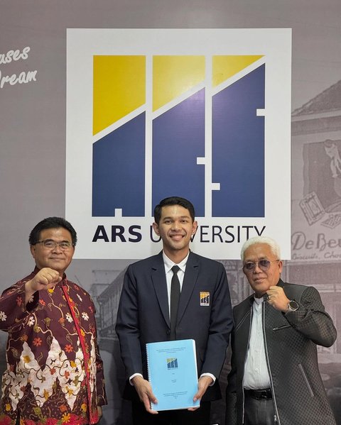 Tetap Lanjut Kuliah di Tengah Kesibukan, Pebulutangkis Fajar Alfian Resmi Sandang Gelar Master