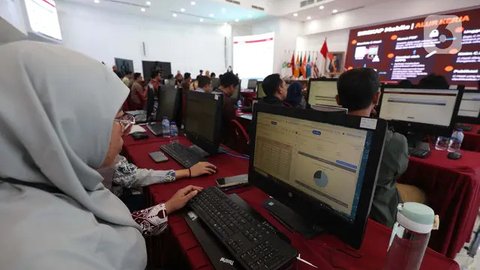 FOTO: Suasana Ruang Monitoring untuk Rekapitulasi Penghitungan Suara Pilkada Serentak 2024