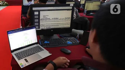 FOTO: Suasana Ruang Monitoring untuk Rekapitulasi Penghitungan Suara Pilkada Serentak 2024