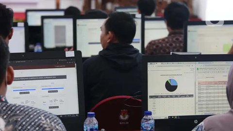 FOTO: Suasana Ruang Monitoring untuk Rekapitulasi Penghitungan Suara Pilkada Serentak 2024