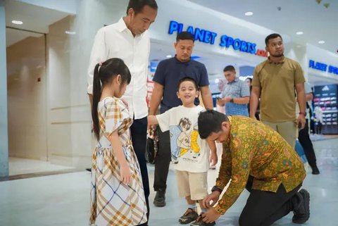 Momen Bobby Nasution Jalan Bareng Jokowi & 2 Anaknya Usai Unggul di Quick Count Pilkada Sumut 2024