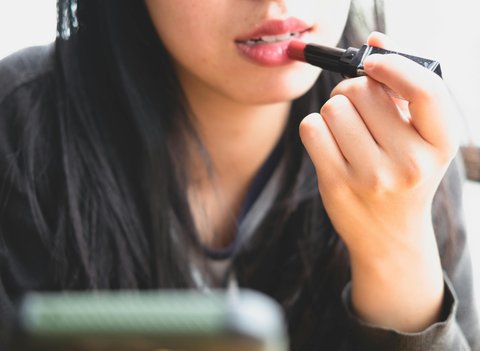 Rahasia di Balik Koleksi Lipstik Perempuan, Ini 6 Alasan Kenapa Perempuan Bisa Punya Banyak Lipstik