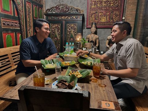 Kompol Syarif Makan Angkringan Sama Mayor Teddy, Netizen Malah Ramai Soal Gembok & 'Mainan' di Punggung Seskab