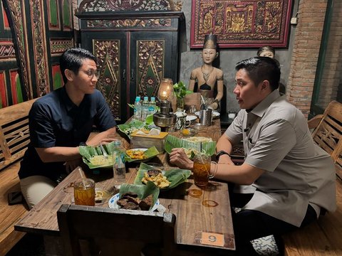 Kompol Syarif Makan Angkringan Sama Mayor Teddy, Netizen Malah Ramai Soal Gembok & 'Mainan' di Punggung Seskab