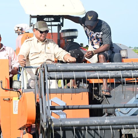 Sekarang Seskab, Begini Gaya Mayor TNI Teddy saat Temani Prabowo Blusukan ke Sawah