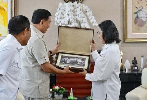 Senyum Semringah Sri Mulyani Dihadiahi Foto Spesial di Kokpit Hercules oleh Menhan Sjafrie