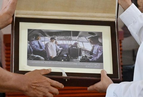 Senyum Semringah Sri Mulyani Dihadiahi Foto Spesial di Kokpit Hercules oleh Menhan Sjafrie