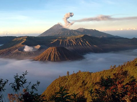 10 Destinasi Hiking Gunung di Sekitar Malang yang Wajib Anda Coba! Pemandangan Indah & Udara Segar Menanti