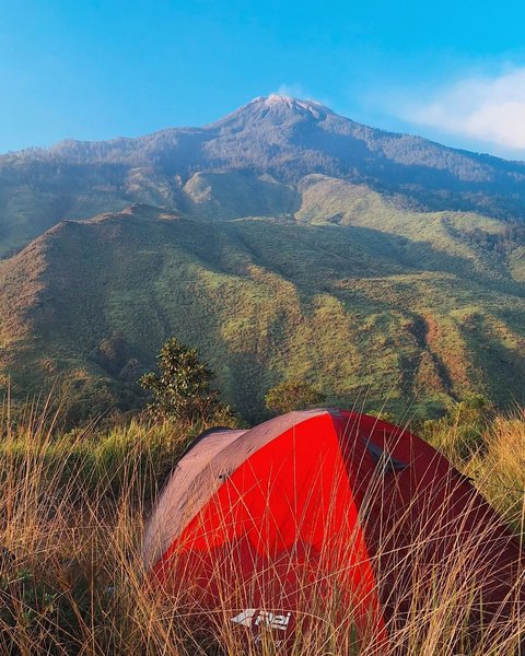 10 Destinasi Hiking Gunung di Sekitar Malang yang Wajib Anda Coba! Pemandangan Indah & Udara Segar Menanti