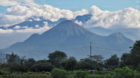 10 Destinasi Hiking Gunung di Sekitar Malang yang Wajib Anda Coba! Pemandangan Indah & Udara Segar Menanti