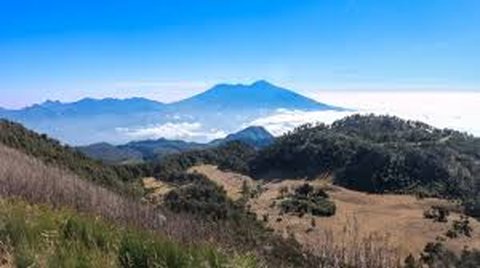 10 Destinasi Hiking Gunung di Sekitar Malang yang Wajib Anda Coba! Pemandangan Indah & Udara Segar Menanti