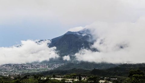 10 Destinasi Hiking Gunung di Sekitar Malang yang Wajib Anda Coba! Pemandangan Indah & Udara Segar Menanti