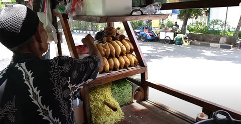 Nekat, Pria Paruh Baya Jualan Nasi Goreng Siang Hari Pembeli Sampai Mengantre